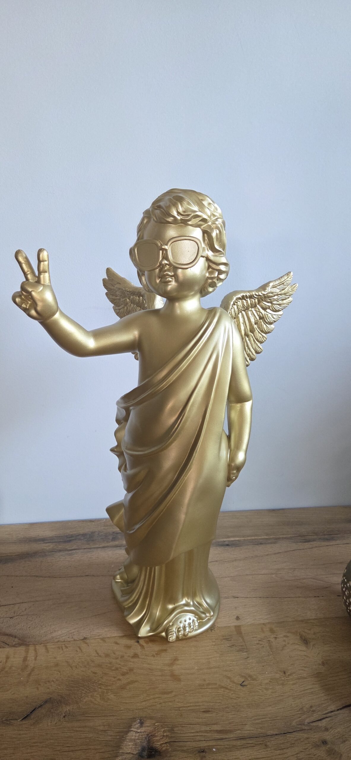 Boltze - Engel - Beeld Goud - Engel met Peace gebaar - Polyresin - 27 x 20 x 50 cm - Decoratief Beeld - Kerst - Afbeelding 9
